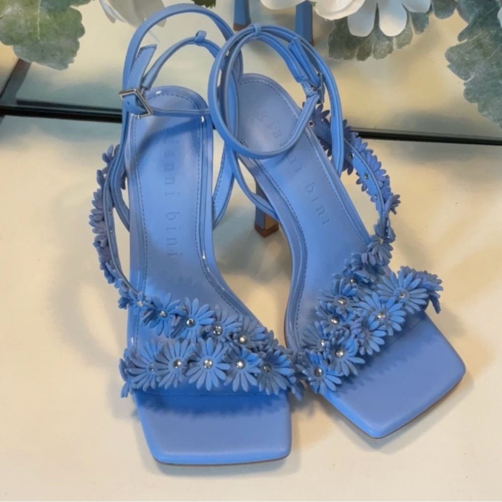 Gianni Bini Daisy Leather sandals NWT and box